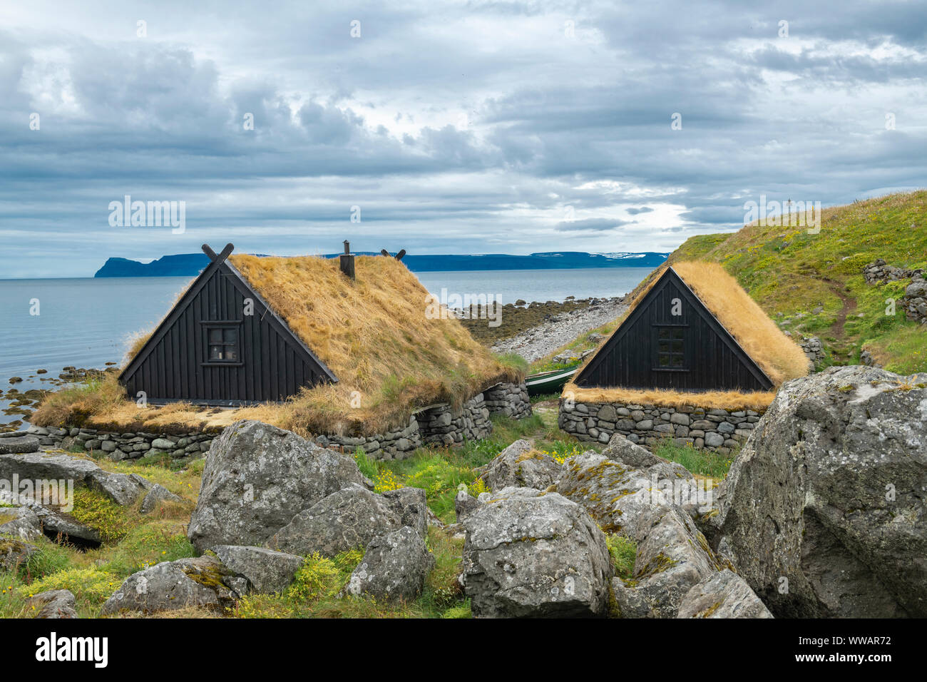 Bolungarvik, Westfjords Islanda, Osvor Museo di pescatori con case di tappeto erboso in un giorno nuvoloso Foto Stock
