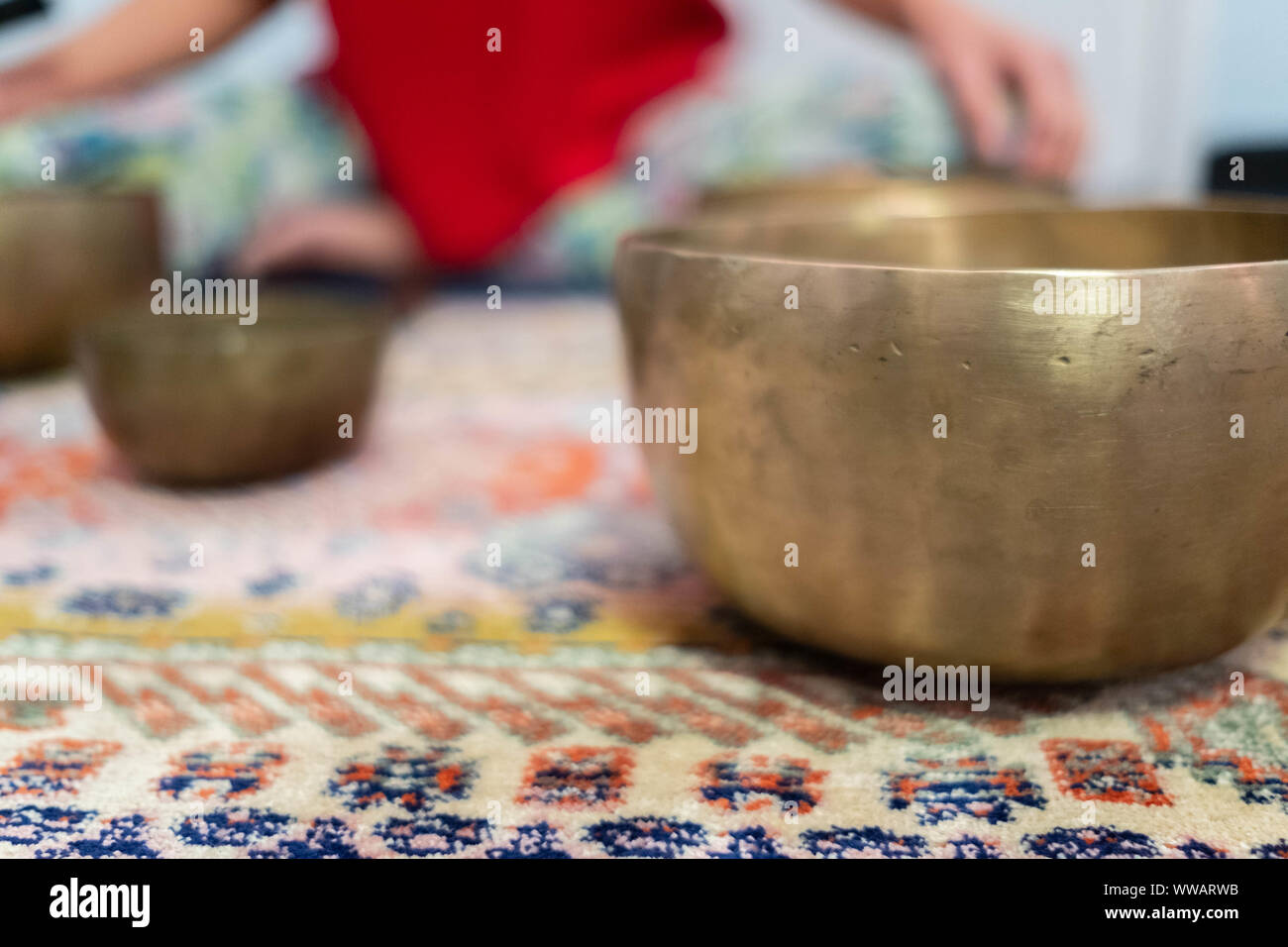 Il canto tibetano campane o tazza. Colore brillante. Musica rilassante. Foto Stock