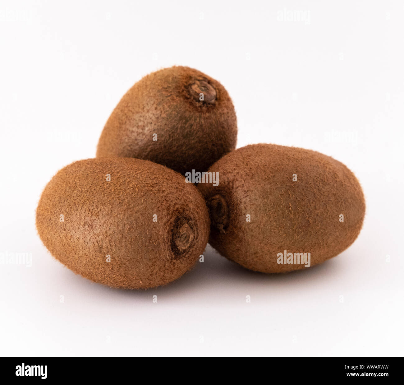 Fresche kiwi isolati su sfondo bianco Foto Stock