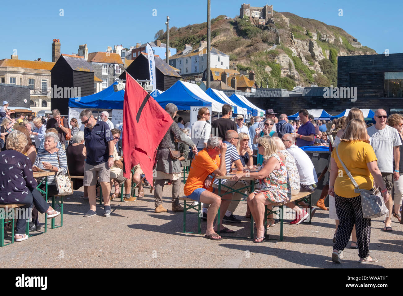 Hastings, East Sussex, Regno Unito. 14th settembre 2019. Una calda giornata di sole per i visitatori dell'annuale Hastings Seafood Festival sulla Old Town Stade. Foto Stock