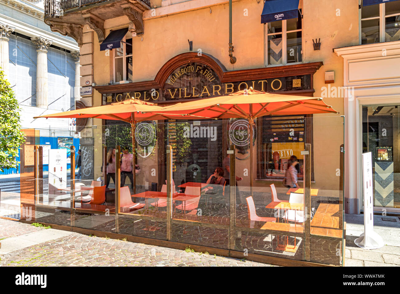Persone sedute fuori Carlo Villar Boito, un negozio di dolci in via Giuseppe Luigi Lagrange Torino, Italia Foto Stock