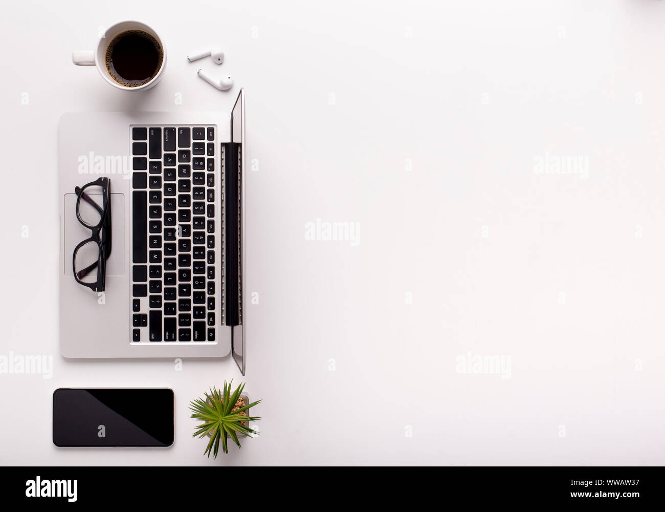 Vista dall'alto di un elegante area di lavoro con computer portatile, il caffè e il telefono cellulare Foto Stock