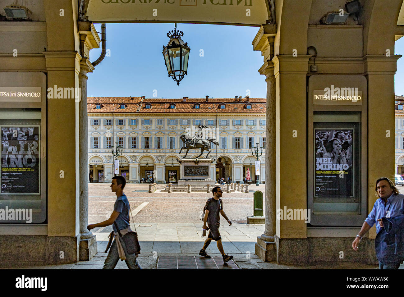 Piazza San Carlo con una statua equestre nel mezzo, una delle principali piazze della città circondata da elegante architettura barocca, Torino, Italia Foto Stock