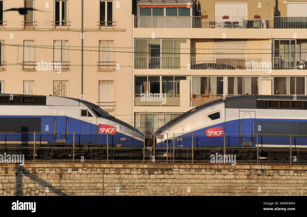 Treno TGV lasciando Lyon railway statio, Parigi, Francia Foto Stock