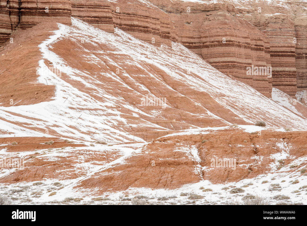 Neve fresca e arenarie erose, Hanksville, Utah, Stati Uniti d'America Foto Stock