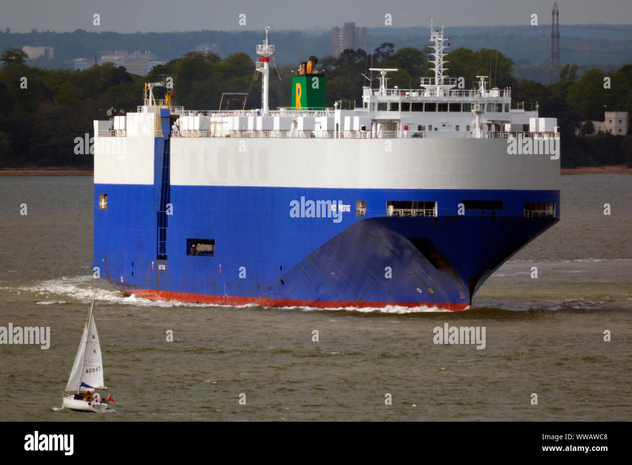 RCC,Prestige,auto,supporto,lasciando,Southampton,RORO,l'Solent,Cowes,Isle of Wight,l'Inghilterra,UK, Foto Stock