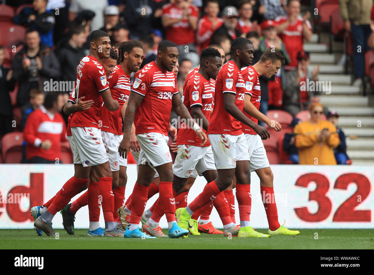 Middlesbrough, Regno Unito. Il 14 settembre 2019. Il Middlesbrough Ashley Fletcher si congratula con Marvin Johnson dopo ha ottenuto direttamente da un calcio di punizione durante il cielo di scommessa match del campionato tra Middlesbrough e lettura al Riverside Stadium, Middlesbrough sabato 14 settembre 2019. (Credit: Mark Fletcher | MI News) solo uso editoriale, è richiesta una licenza per uso commerciale. La fotografia può essere utilizzata solo per il giornale e/o rivista scopi editoriali: Credito MI News & Sport /Alamy Live News Foto Stock