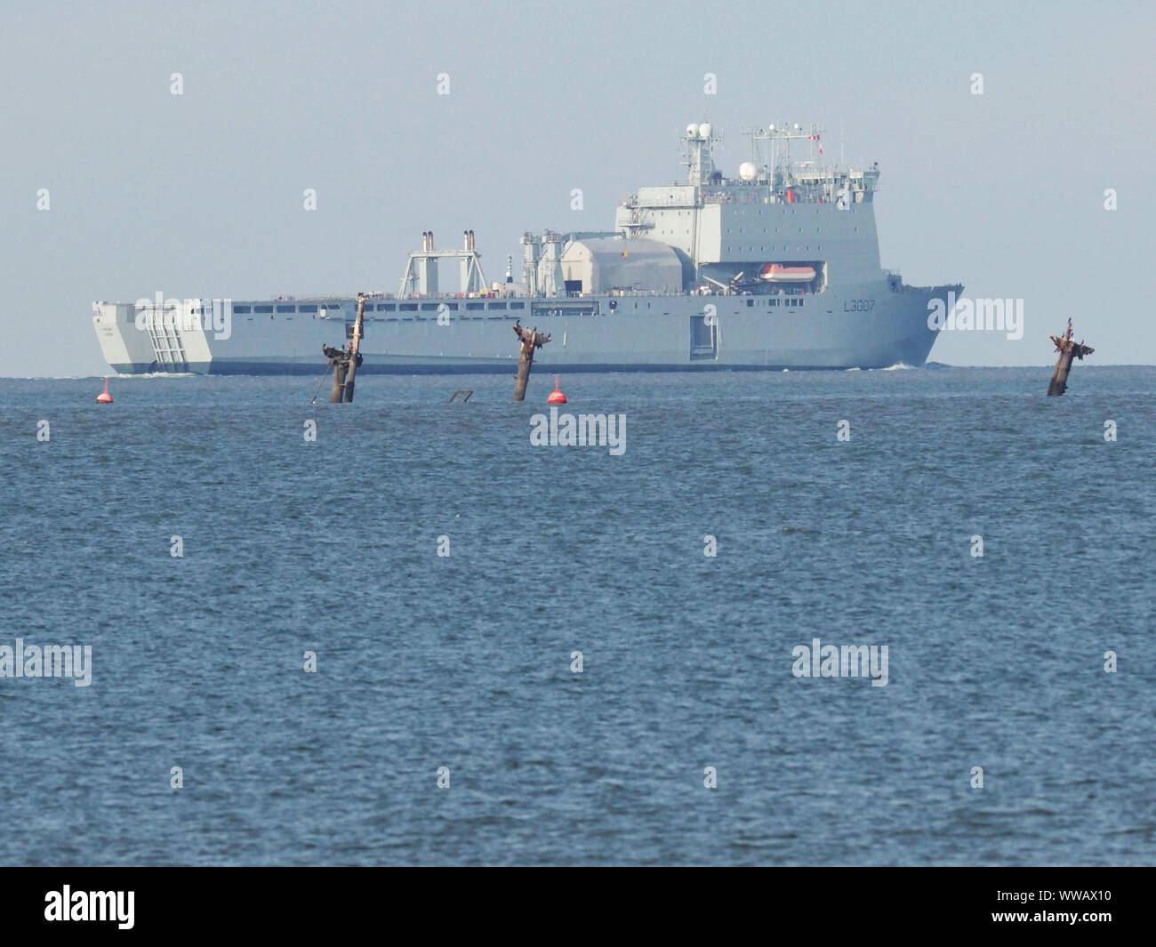 Sheerness, Kent, Regno Unito. Xiv Sep, 2019. RFA Lyme Bay visto uscire il Tamigi a Sheerness dopo aver sostenuto London International Shipping settimana a Greenwich. RFA Lyme Bay è una baia di classe atterraggio ausiliario nave dock della British Royal ausiliario della flotta in grado di erogare una significativa forza di combattimento in qualsiasi parte del mondo. Nella foto: passando il tempo di guerra il relitto della SS Richard Montgomery. Credito: James Bell/Alamy Live News Foto Stock