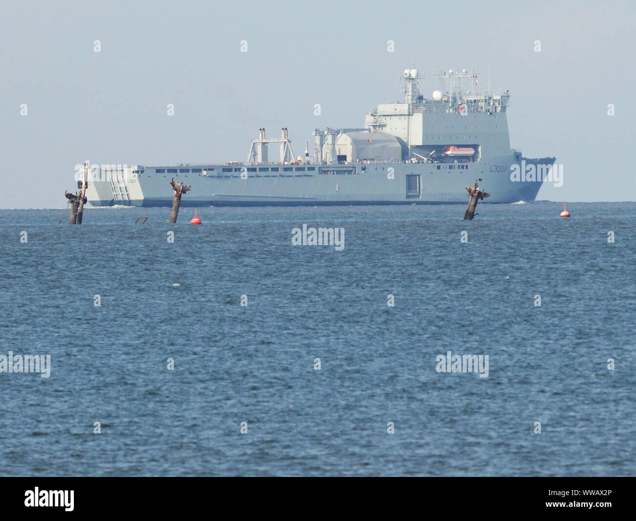 Sheerness, Kent, Regno Unito. Xiv Sep, 2019. RFA Lyme Bay visto uscire il Tamigi a Sheerness dopo aver sostenuto London International Shipping settimana a Greenwich. RFA Lyme Bay è una baia di classe atterraggio ausiliario nave dock della British Royal ausiliario della flotta in grado di erogare una significativa forza di combattimento in qualsiasi parte del mondo. Nella foto: passando il tempo di guerra il relitto della SS Richard Montgomery. Credito: James Bell/Alamy Live News Foto Stock
