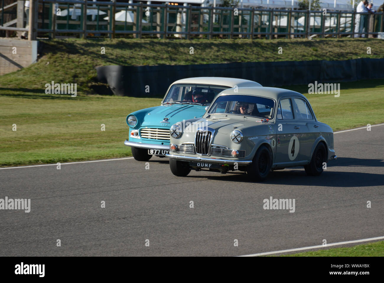 Goodwood 2019 - St Mary's Trophy - 1958 Riley unidirezionale-cinque pilotato da Ding Boston passa 1958 Vanguard Standard sei guidato da James Colburn Foto Stock