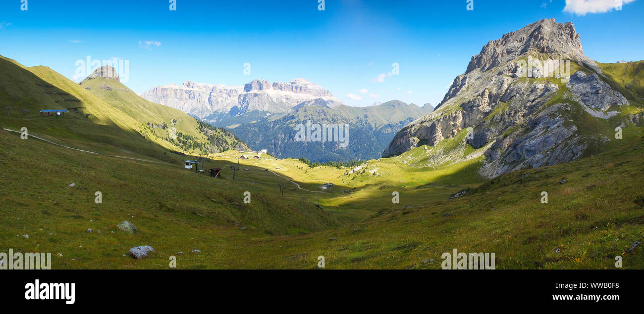 Stupenda vista delle Dolomiti - sullo sfondo la vista delle montagne del Sella con il Sass Pordoi e Soél (Italia). In primo piano la funivia arrivo di C Foto Stock