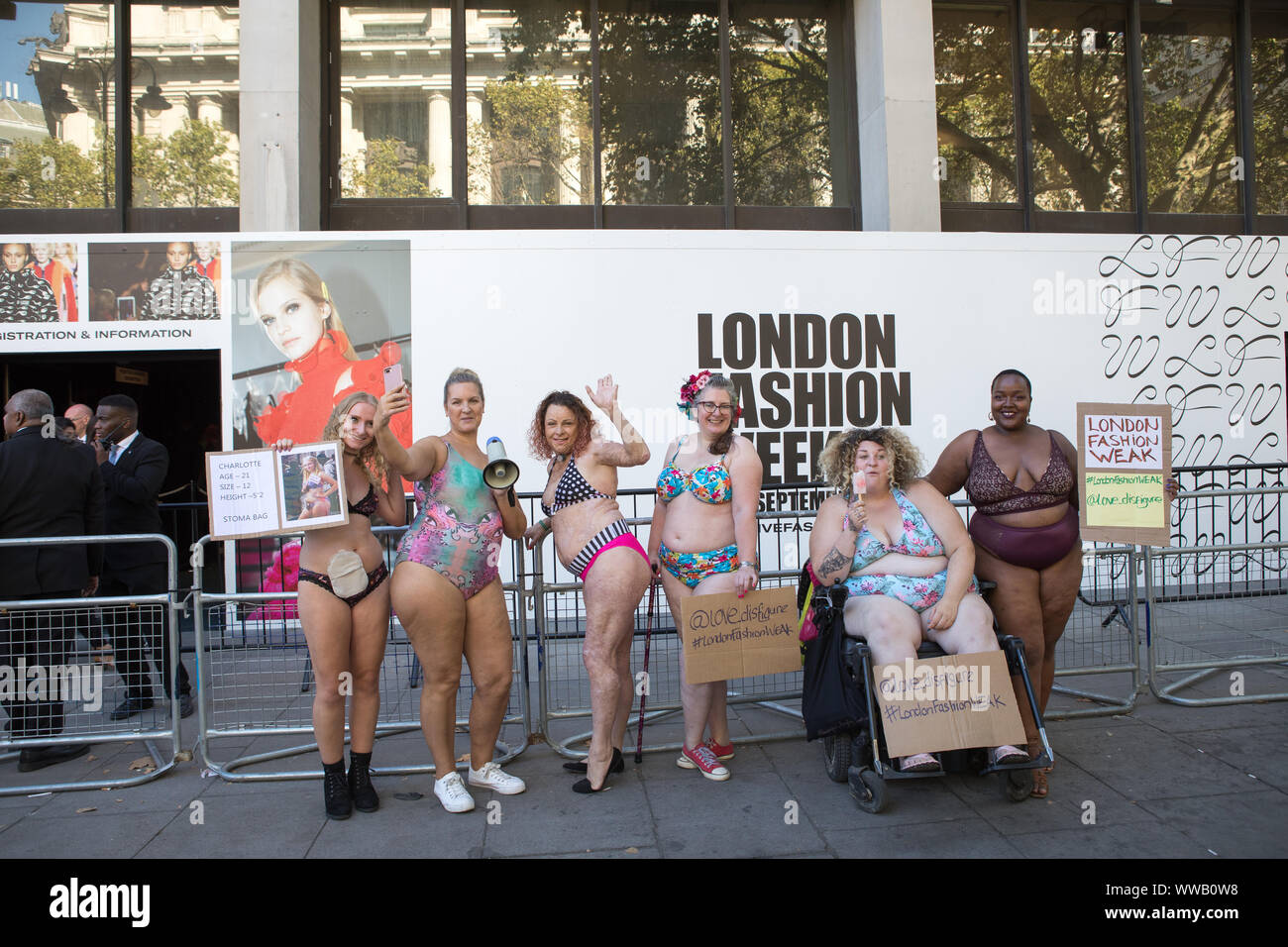 The Strand, Londra, Regno Unito. Il 14 settembre 2019. I manifestanti dal 'amore deturpano" alla rete di supporto di dimostrare al di fuori la London Fashion Week mostra presso il negozio X Londra. I dimostranti vogliono aumentare la consapevolezza circa le donne con disabilità e la mancanza di opportunità. Essi chiedono di più di inclusività e diversità dai designer e considerazione degli altri modelli al loro passerella spettacoli ed eventi di moda. Foto Stock The Strand, Londra, Regno Unito. Il 14 settembre 2019. I manifestanti dal 'amore deturpano" alla rete di supporto di dimostrare al di fuori la London Fashion Week mostra presso il negozio X Londra. I dimostranti vogliono aumentare la consapevolezza circa le donne con disabilità e la mancanza di opportunità. Essi chiedono di più di inclusività e diversità dai designer e considerazione degli altri modelli al loro passerella spettacoli ed eventi di moda. Foto Stock