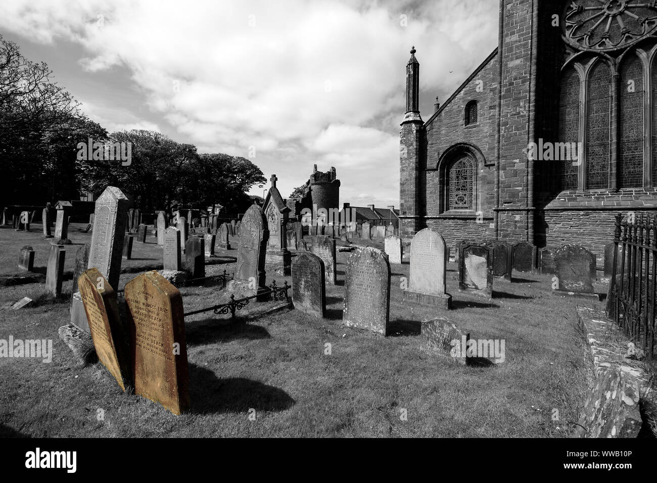 St Magnus Cathedral con il Palazzo del Vescovo in background, Kirkwall Isole Orcadi Scozia UK Foto Stock