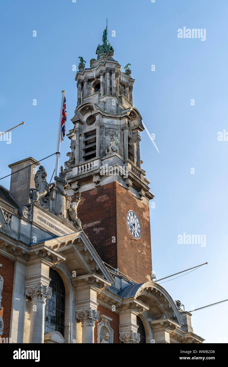 COLCHESTER Town Hall che mostra l'orologio e statue Foto Stock