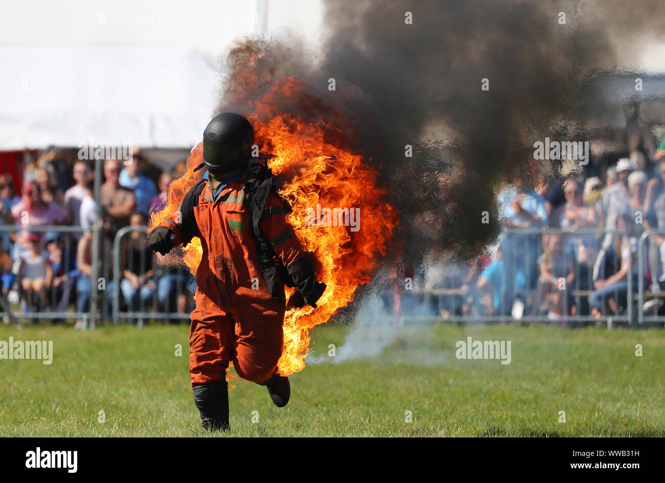 Uno Stuntman sul fuoco durante un display a un paese mostra nel Regno Unito Foto Stock