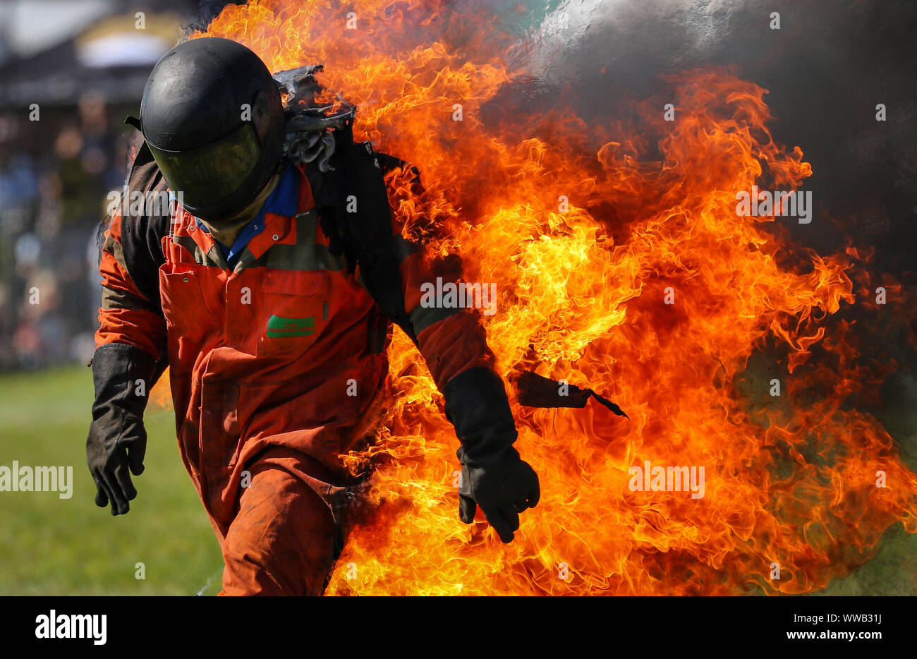 Uno Stuntman sul fuoco durante un display a un paese mostra nel Regno Unito Foto Stock