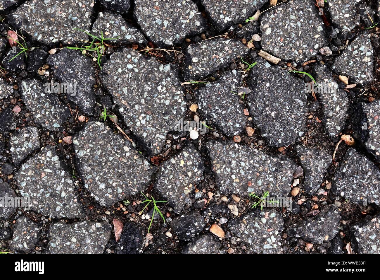Vista dettagliata su superfici in asfalto di diverse strade e vie in un close up Foto Stock
