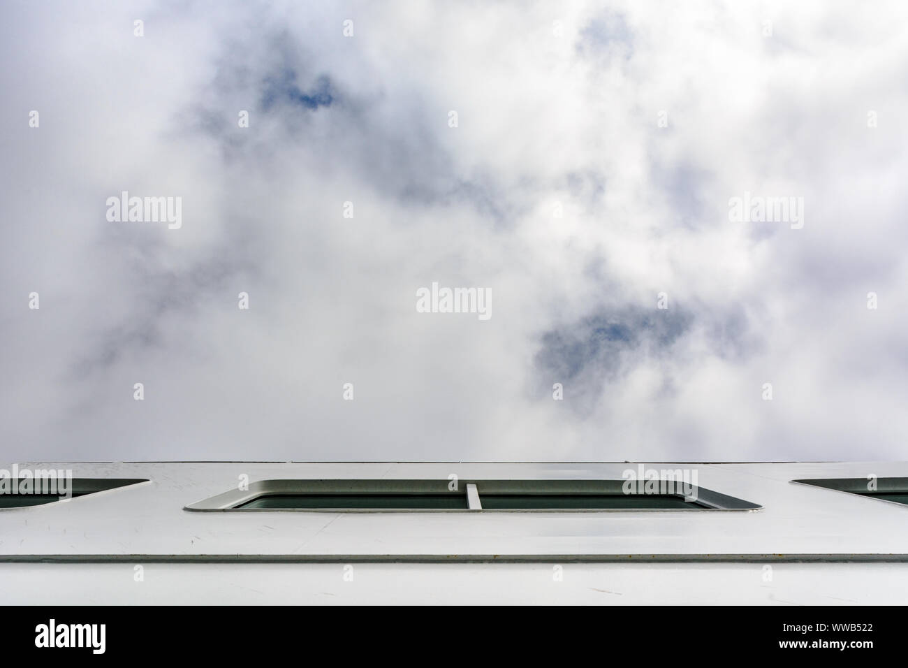 POV cercando fino a offuscato il cielo blu dal lato della nave bianca dal ponte inferiore prospettiva. Foto Stock