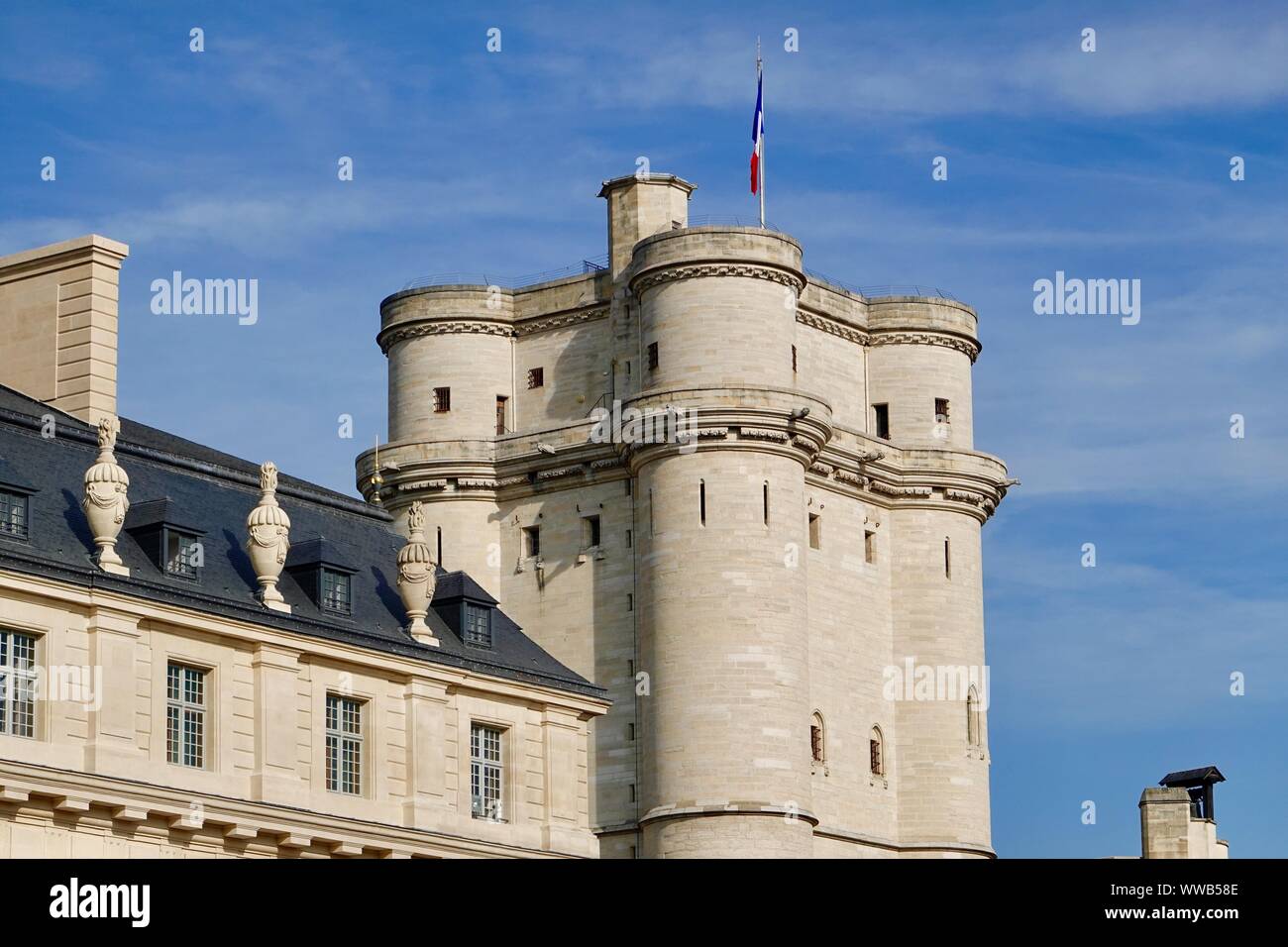 Bandiera francese sorvolano il mastio presso il Château de Vincennes, Parigi, Francia. Foto Stock