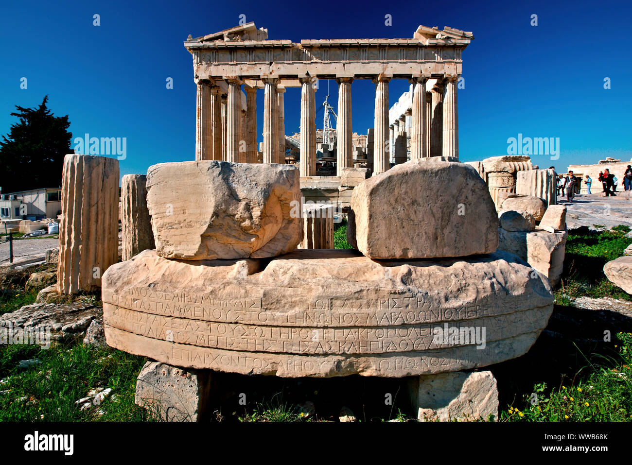 Il "retro" del Partenone e un'antica iscrizione. Acropoli di Atene, Grecia. Foto Stock