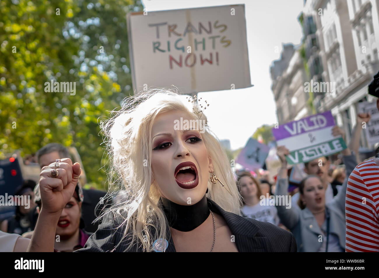 Londra, Regno Unito. 14 Settembre, 2019. Centinaia di transgender gente e sostenitori si radunano vicino a Wellington Arch pronto per il primo Trans Pride marzo attraverso la città. Radicata in attivismo, chiamando per modificare e celebra anche la vita delle persone trans in tutto il mondo, Trans Pride marzo mira a portare ulteriore consapevolezza ai continui attacchi contro persone trans, sia online che nel mondo reale. Dati della polizia in giugno ha rivelato che transphobic crimini di odio sono aumentati del 81 per cento nel corso dell'anno passato. Credito: Guy Corbishley/Alamy Live News Foto Stock