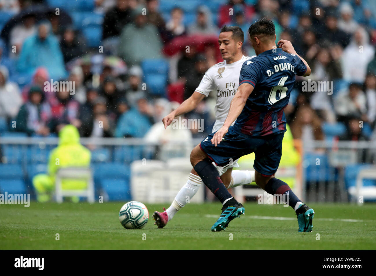 Madrid, Spagna. Xiv Sep, 2019. Madrid, Spagna; 14/09/2019.Il calcio di La Liga corrispondono 04 2019-2020 Real Madrid contro il Levante svoltasi a Santiago Bernabeu Stadium in Madrid. Lucas Vazquez Real Madrid player e Duarte Levante giocatore punteggio finale 3-2 Real Madrid vincitori, due obiettivi da Karim Benzema e un altro da Casemiro Credito: Juan Carlos Rojas/Picture Alliance | in tutto il mondo di utilizzo/dpa/Alamy Live News Foto Stock