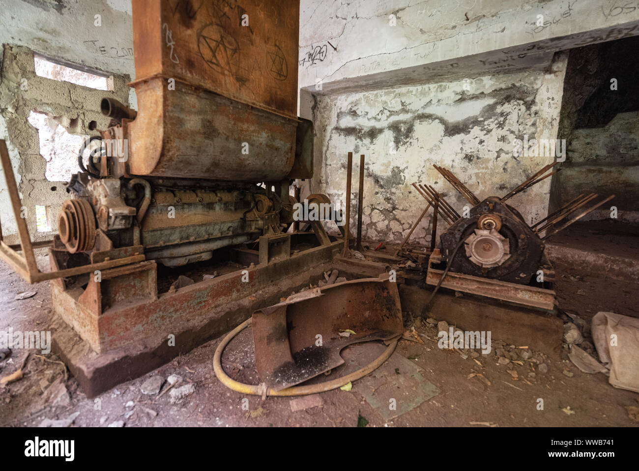 Vecchio abbandonato macchine utensili industriali e metallo arrugginito attrezzature in fabbrica abbandonata . Foto Stock