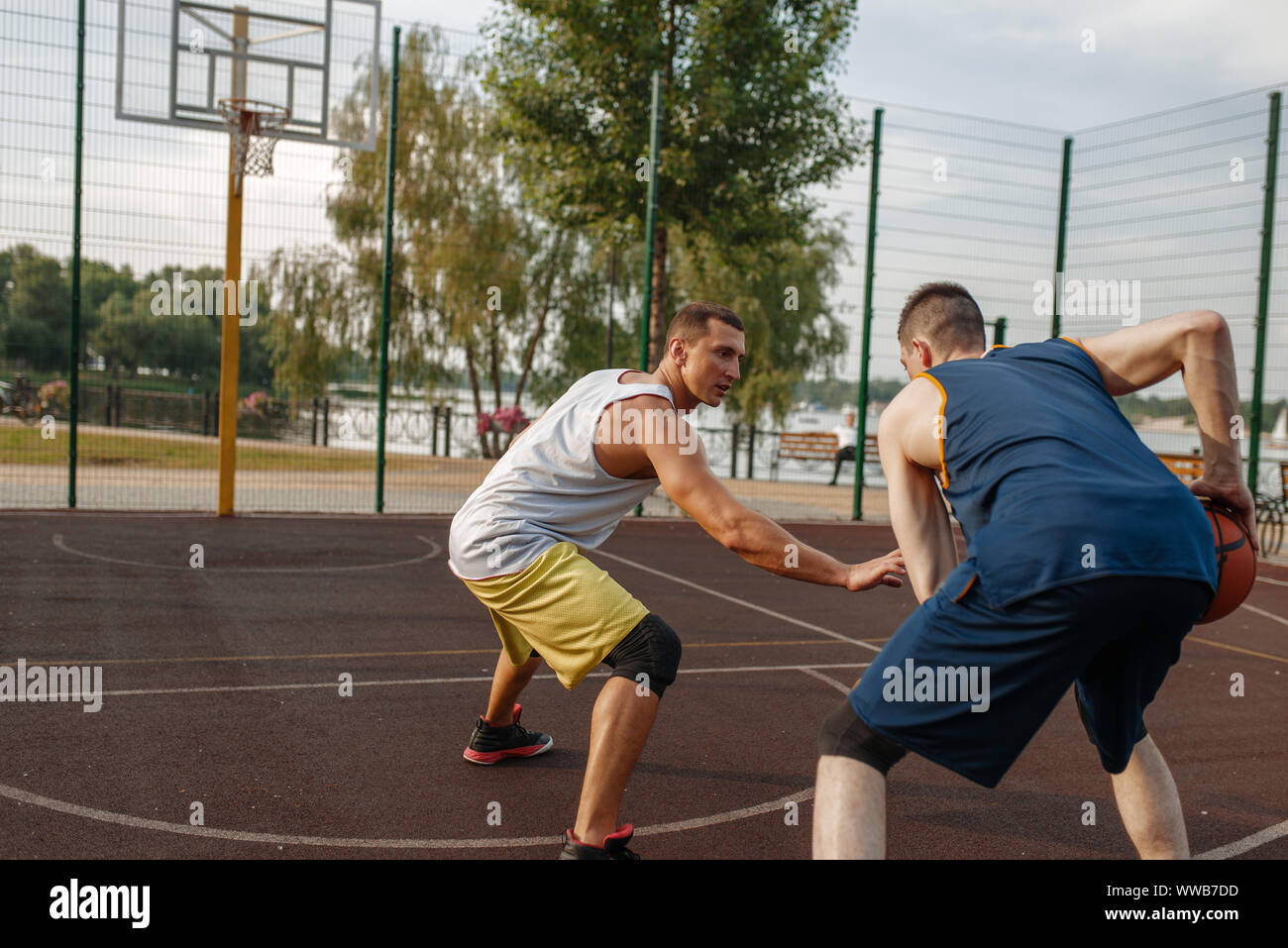 I giocatori di basket Gioca partita intensa per esterno Foto Stock