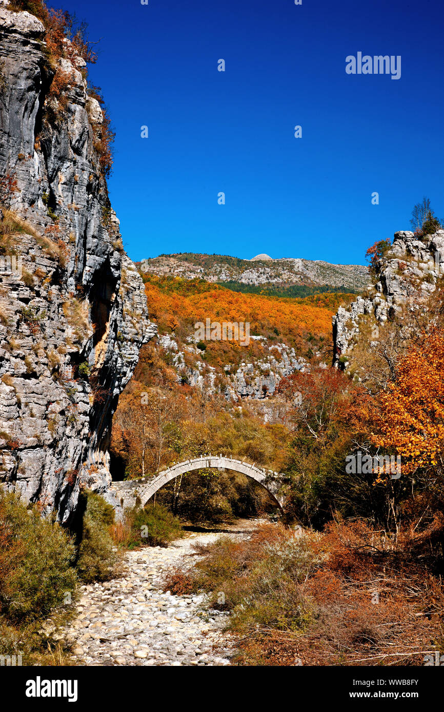 La Lazarides (noto anche come "Kontodimos') bridge, vicino al villaggio di Kipoi, regione di Zagori Ioannina,, Epiro, Grecia. Foto Stock