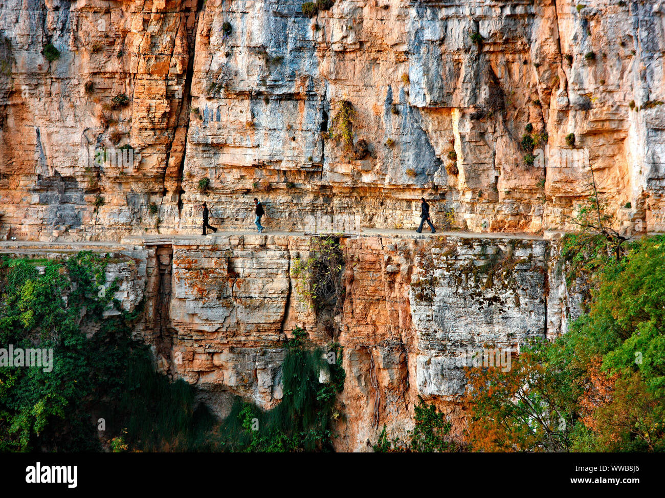 Il percorso mozzafiato, appesa sopra una rupe di centinaia di metri al di sopra di Vikos, vicino a Agia Paraskevi monastero, Zagori, Epiro, Grecia. Foto Stock