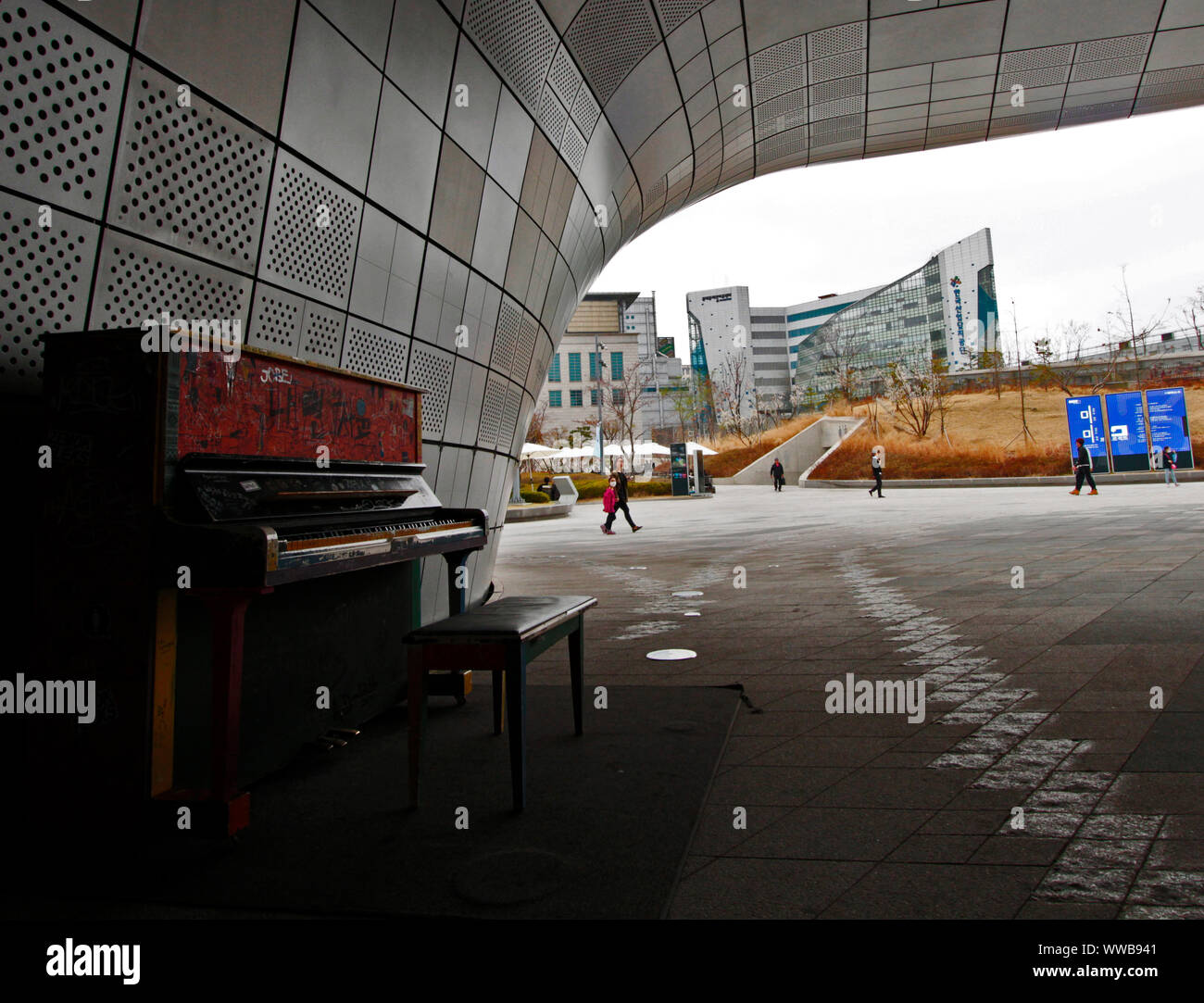 Un vecchio pianoforte lasciato solo sotto la copertura di Zaha Hadid Partners Design Museum di Dongdaemon, Seoul, Corea del Sud. Foto Stock