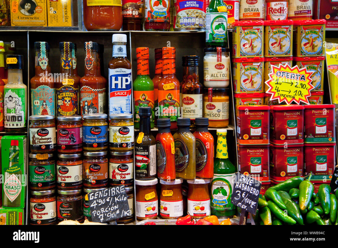 Salsa al peperoncino e altri condimenti piccanti. Produrre in vendita su Las Ramblas Mercato, Barcelona Foto Stock
