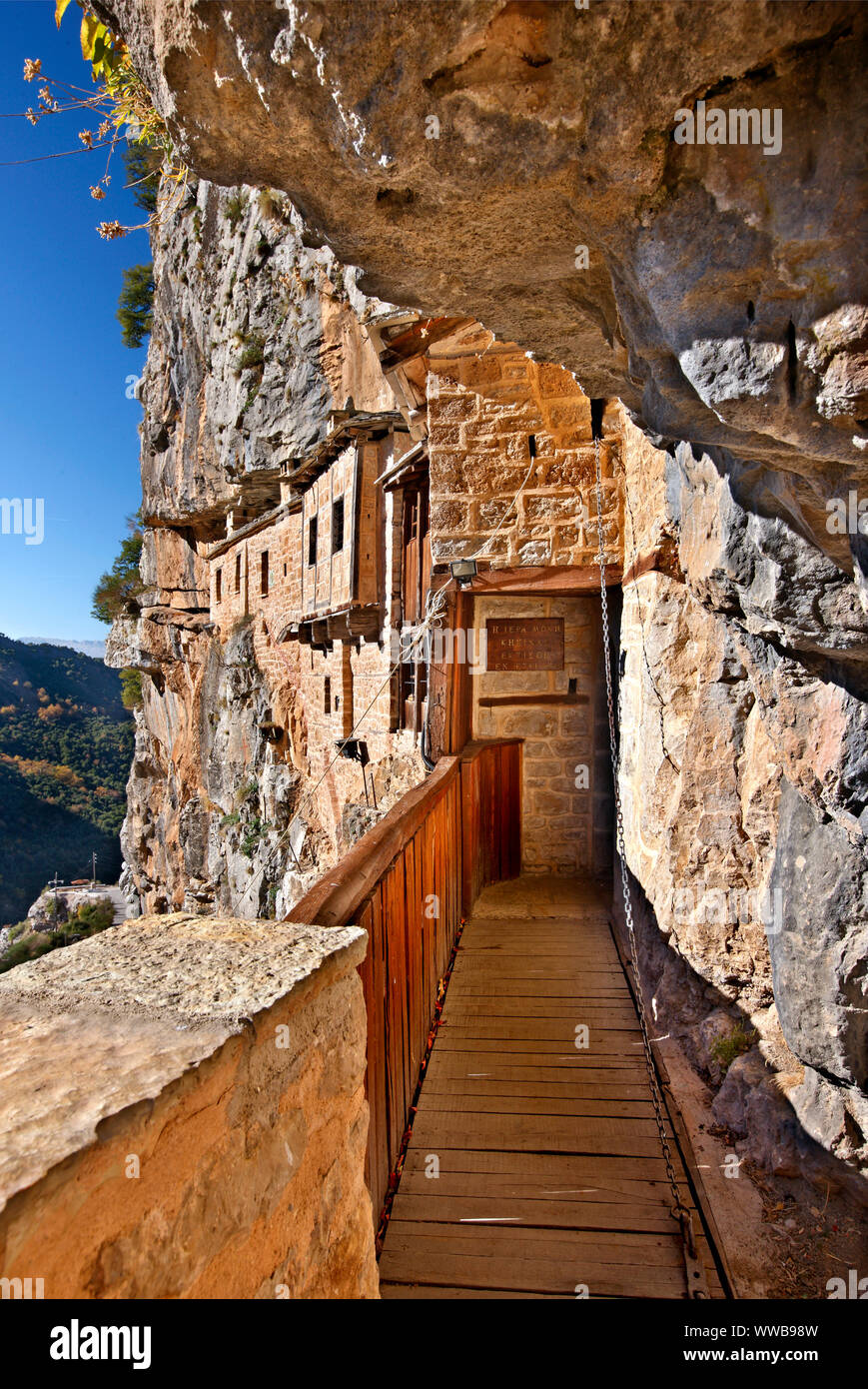 Il santo monastero di Kipina, "sospese" da una scogliera in Tzoumerka regione montagnosa, Ioannina, Epiro. Foto Stock