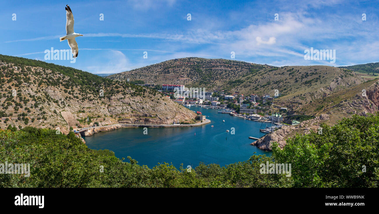 Vista panoramica dal monte sulla costa del Mar Nero in chiaro giorno di estate Foto Stock