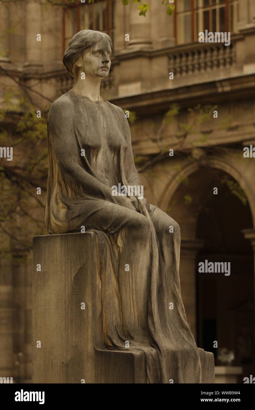 Kastalia Fontana al Arkadenhof - La protezione della fonte di conoscenza a Delphi. Scultura da Edmund Hellmer Foto Stock