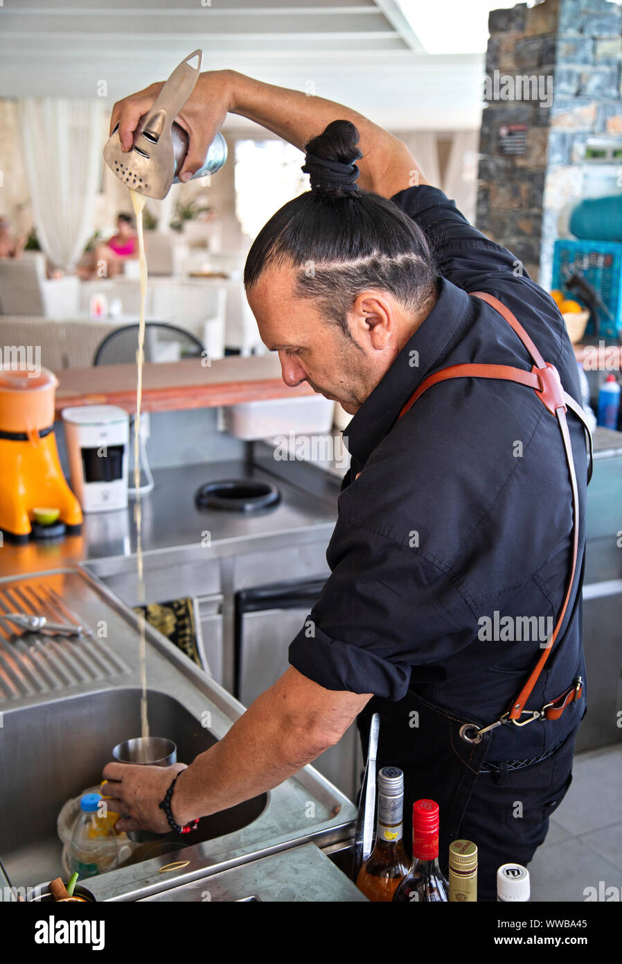 Il barman prepara un cocktail in Nalu pool bar, Kakkos Bay Hotel, ferma, Comune di Ierapetra, Lassithi, Creta, Grecia. Foto Stock