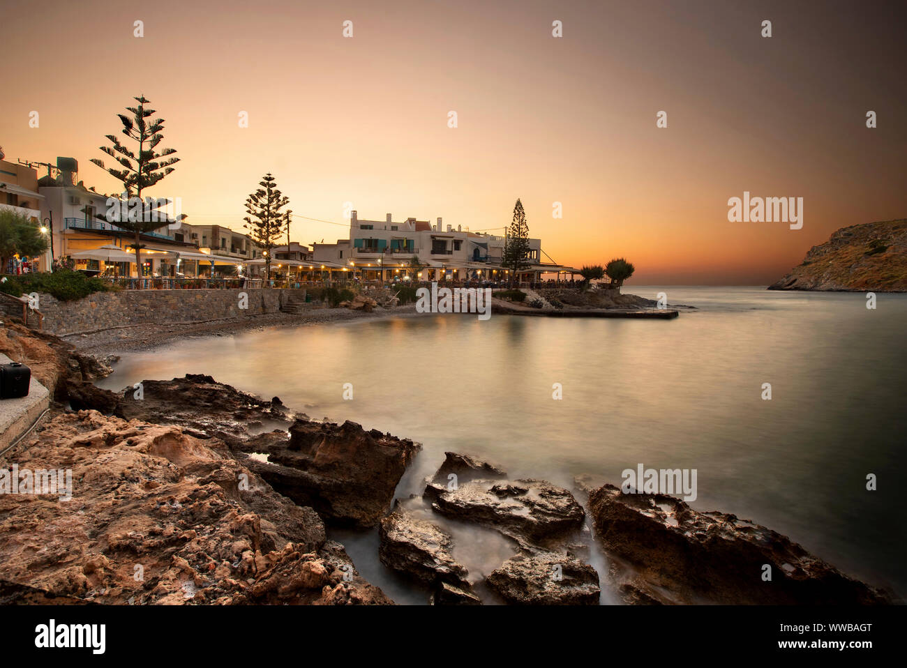 Tramonto al pittoresco Mochlos ('Mohlos') village, Sitia comune, prefettura di Lasithi, Creta, Grecia. Foto Stock