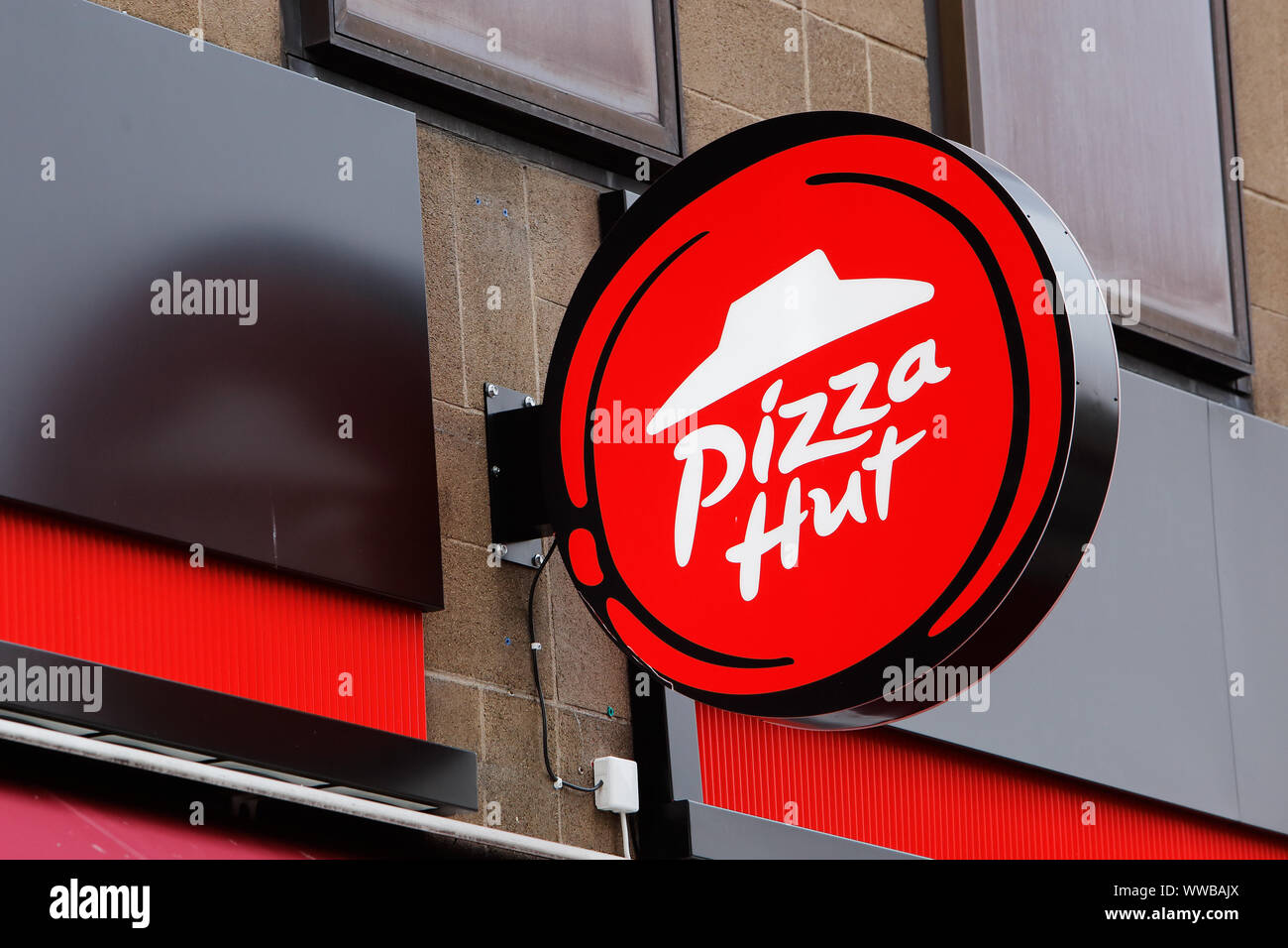 Stoccolma, Svezia - 10 Settembre 2019: La Pizza Hut restaurant sign all'esterno del ristorante situato all'Klarabergsgatan street. Foto Stock