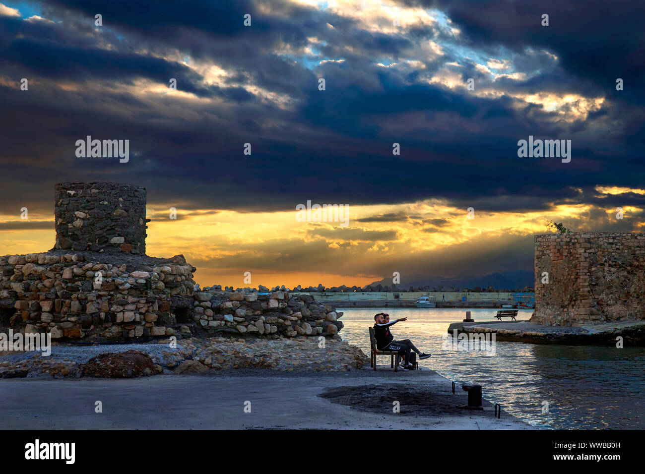 Tramonto all'entrata del vecchio porto di Ierapetra town, Lassithi, Creta, Grecia. Foto Stock