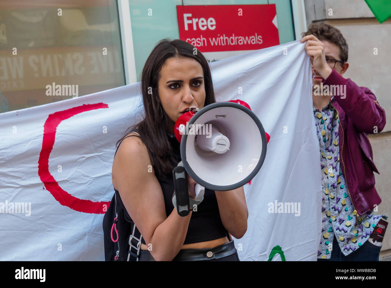 Londra, Regno Unito. 14 settembre 2019. I dimostranti fuori Oxford St filiale della banca HSBC chiamare su di esso per interrompere il suo supporto di militari e di aziende tecnologiche che vendono armi e attrezzature di Israele per essere utilizzate contro i palestinesi. HSBC ha ceduto da Israele la privata più grande azienda di armi, ma ancora possiede partecipazioni in Caterpillar che alimenta i bulldozer a distruggere case palestinesi e la costruzione illegale settlemetns apartheid. Credito: Peter Marshall / Alamy Live News Foto Stock