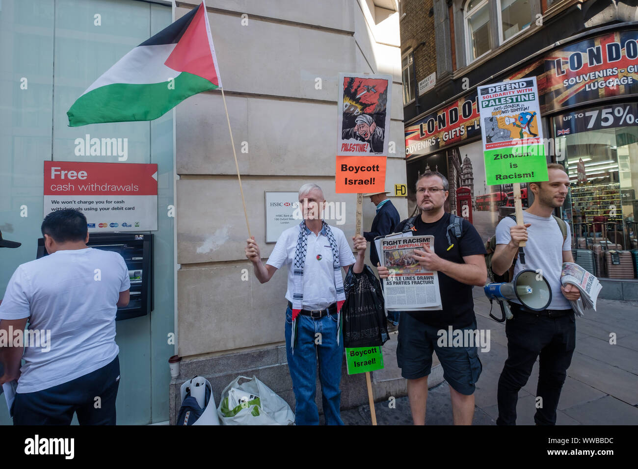 Londra, Regno Unito. 14 settembre 2019. I dimostranti fuori Oxford St filiale della banca HSBC chiamare su di esso per interrompere il suo supporto di militari e di aziende tecnologiche che vendono armi e attrezzature di Israele per essere utilizzate contro i palestinesi. HSBC ha ceduto da Israele la privata più grande azienda di armi, ma ancora possiede partecipazioni in Caterpillar che alimenta i bulldozer a distruggere case palestinesi e la costruzione illegale settlemetns apartheid. Credito: Peter Marshall / Alamy Live News Foto Stock
