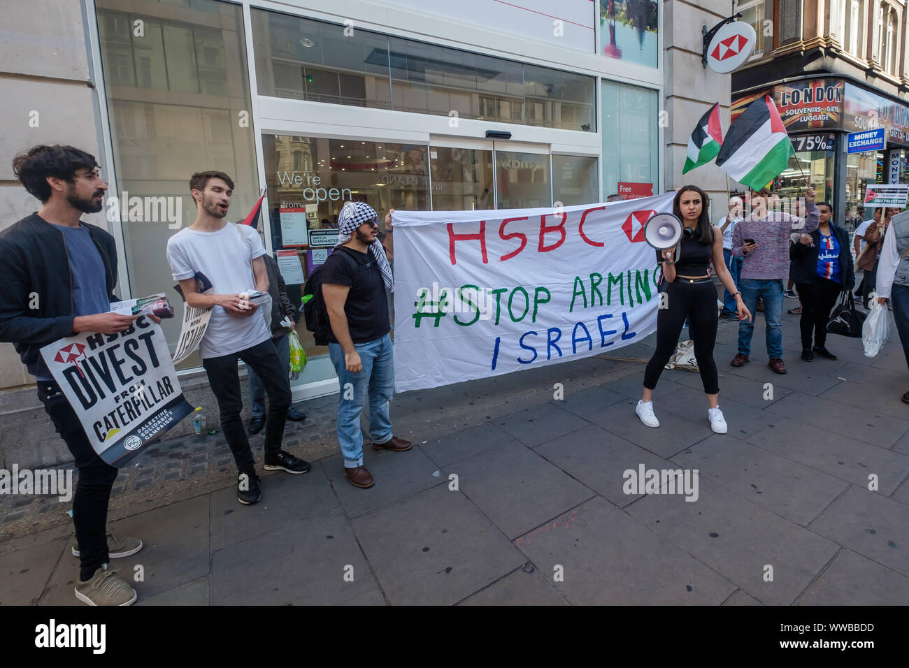 Londra, Regno Unito. 14 settembre 2019. I dimostranti fuori Oxford St filiale della banca HSBC chiamare su di esso per interrompere il suo supporto di militari e di aziende tecnologiche che vendono armi e attrezzature di Israele per essere utilizzate contro i palestinesi. HSBC ha ceduto da Israele la privata più grande azienda di armi, ma ancora possiede partecipazioni in Caterpillar che alimenta i bulldozer a distruggere case palestinesi e la costruzione illegale settlemetns apartheid. Credito: Peter Marshall / Alamy Live News Foto Stock
