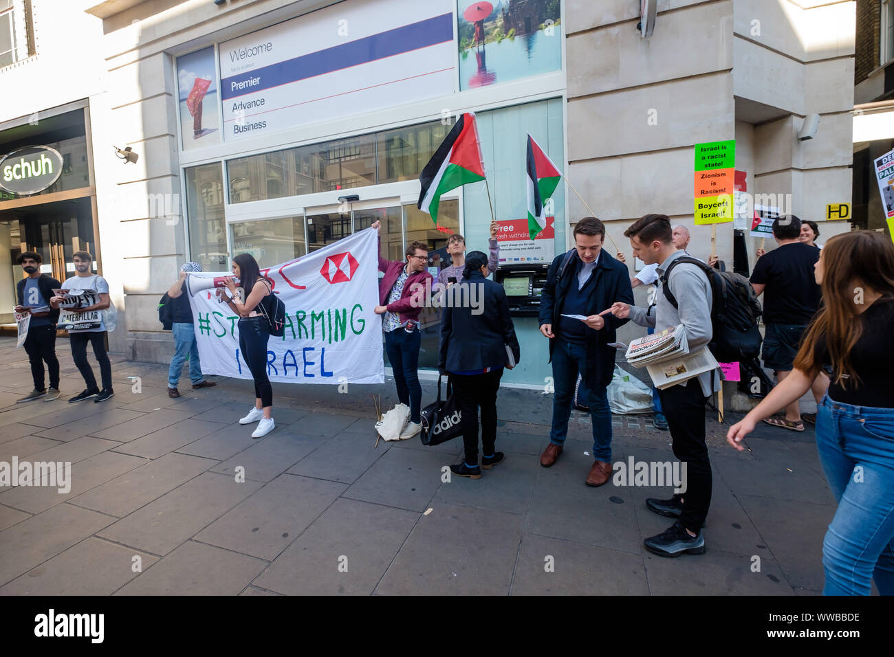 Londra, Regno Unito. 14 settembre 2019. I dimostranti fuori Oxford St filiale della banca HSBC chiamare su di esso per interrompere il suo supporto di militari e di aziende tecnologiche che vendono armi e attrezzature di Israele per essere utilizzate contro i palestinesi. HSBC ha ceduto da Israele la privata più grande azienda di armi, ma ancora possiede partecipazioni in Caterpillar che alimenta i bulldozer a distruggere case palestinesi e la costruzione illegale settlemetns apartheid. Credito: Peter Marshall / Alamy Live News Foto Stock
