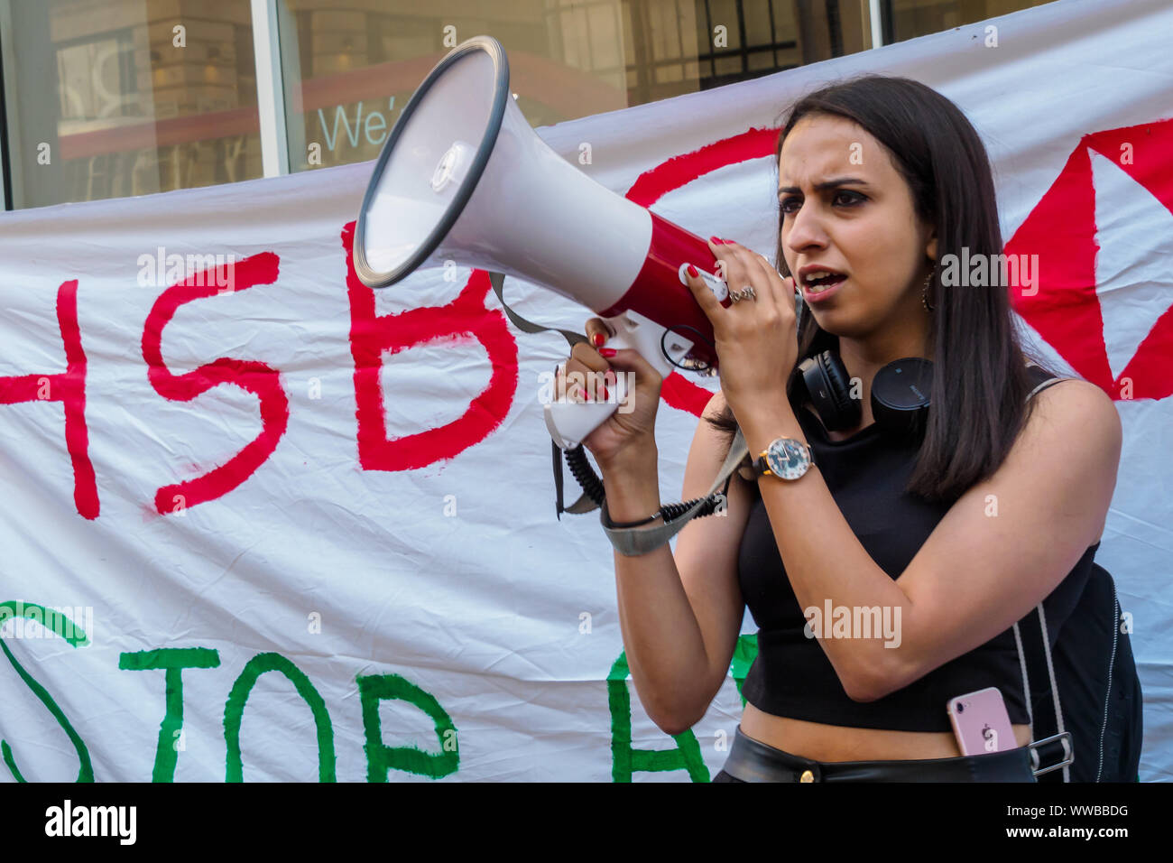 Londra, Regno Unito. 14 settembre 2019. I dimostranti fuori Oxford St filiale della banca HSBC chiamare su di esso per interrompere il suo supporto di militari e di aziende tecnologiche che vendono armi e attrezzature di Israele per essere utilizzate contro i palestinesi. HSBC ha ceduto da Israele la privata più grande azienda di armi, ma ancora possiede partecipazioni in Caterpillar che alimenta i bulldozer a distruggere case palestinesi e la costruzione illegale settlemetns apartheid. Credito: Peter Marshall / Alamy Live News Foto Stock