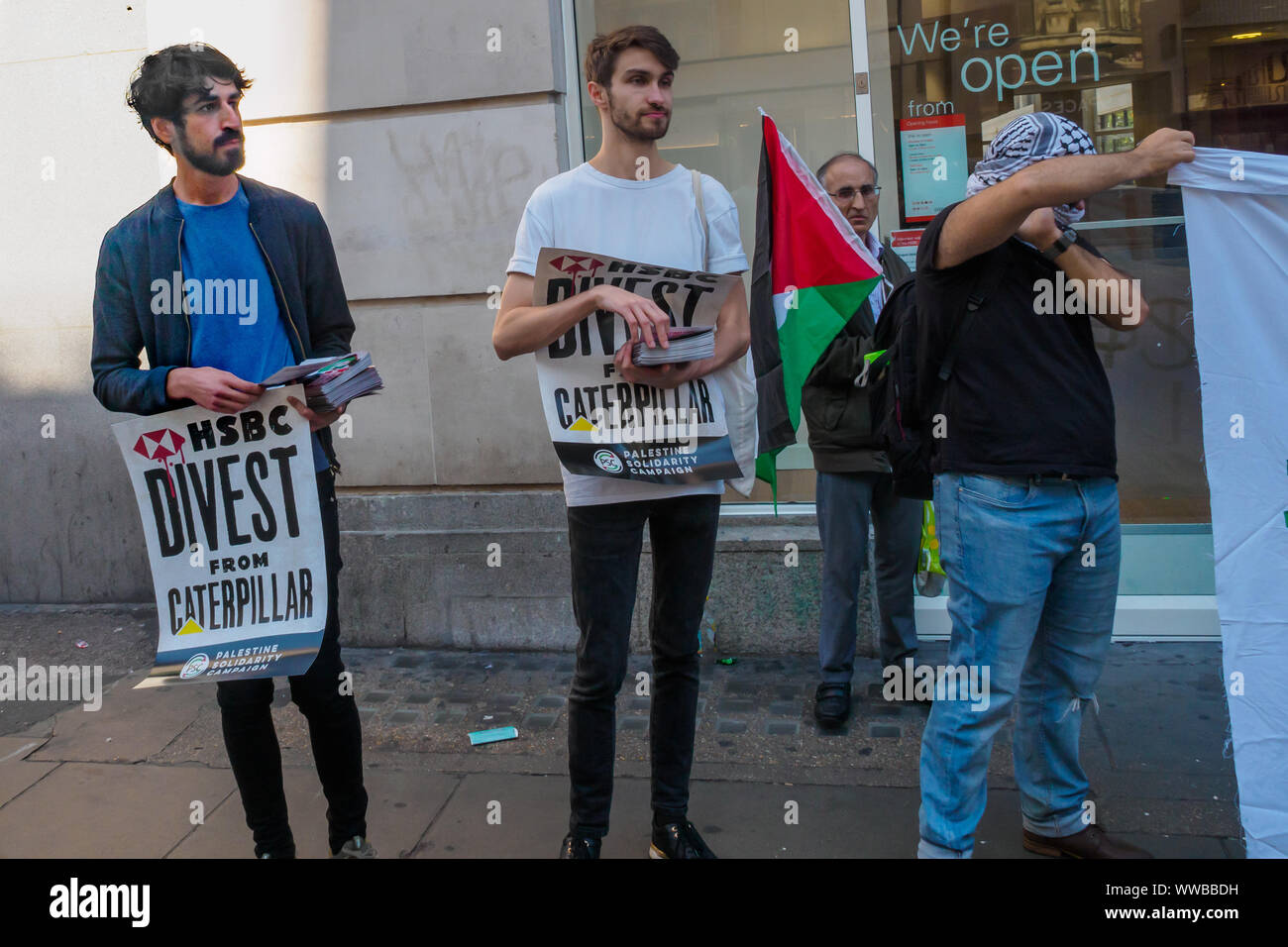 Londra, Regno Unito. 14 settembre 2019. I dimostranti fuori Oxford St filiale della banca HSBC chiamare su di esso per interrompere il suo supporto di militari e di aziende tecnologiche che vendono armi e attrezzature di Israele per essere utilizzate contro i palestinesi. HSBC ha ceduto da Israele la privata più grande azienda di armi, ma ancora possiede partecipazioni in Caterpillar che alimenta i bulldozer a distruggere case palestinesi e la costruzione illegale settlemetns apartheid. Credito: Peter Marshall / Alamy Live News Foto Stock