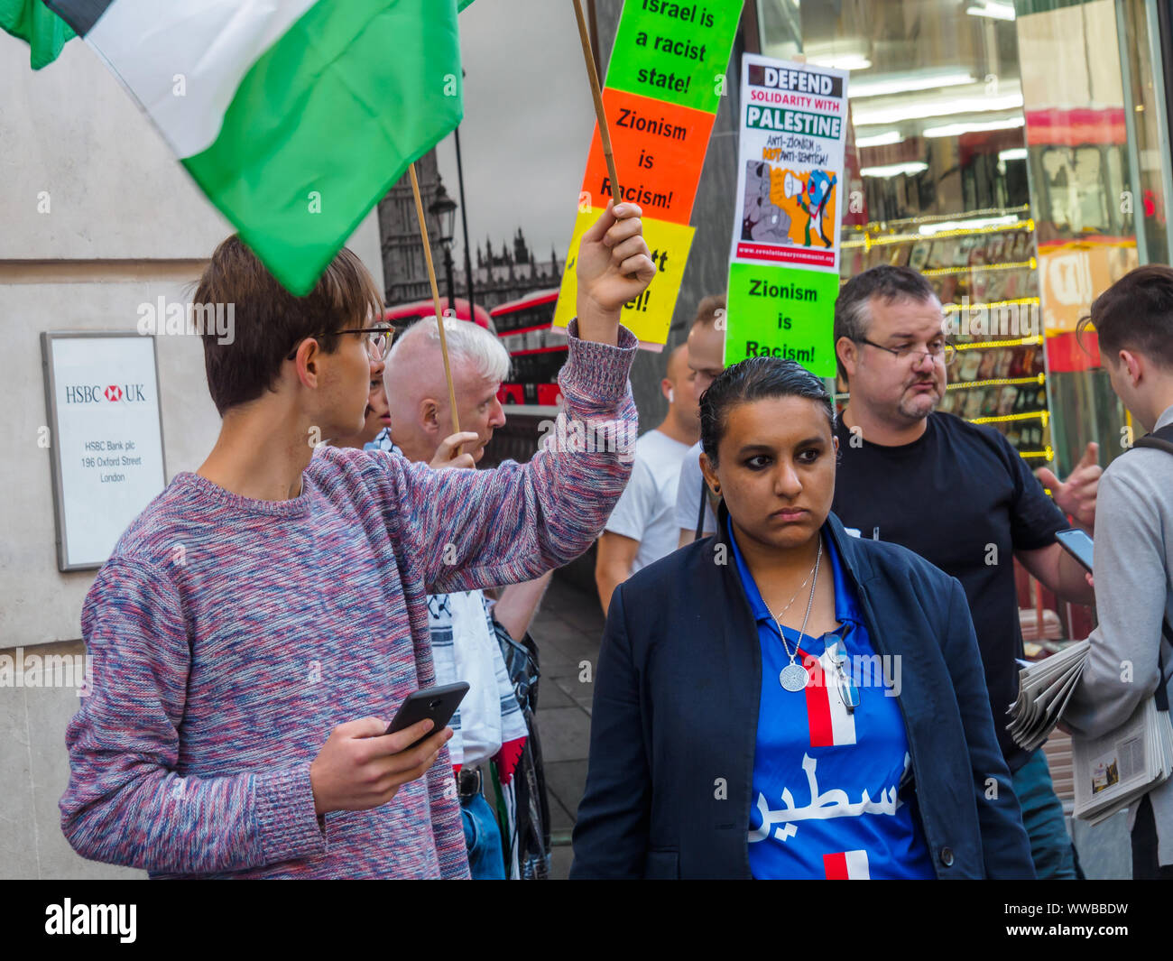 Londra, Regno Unito. 14 settembre 2019. I dimostranti fuori Oxford St filiale della banca HSBC chiamare su di esso per interrompere il suo supporto di militari e di aziende tecnologiche che vendono armi e attrezzature di Israele per essere utilizzate contro i palestinesi. HSBC ha ceduto da Israele la privata più grande azienda di armi, ma ancora possiede partecipazioni in Caterpillar che alimenta i bulldozer a distruggere case palestinesi e la costruzione illegale settlemetns apartheid. Credito: Peter Marshall / Alamy Live News Foto Stock