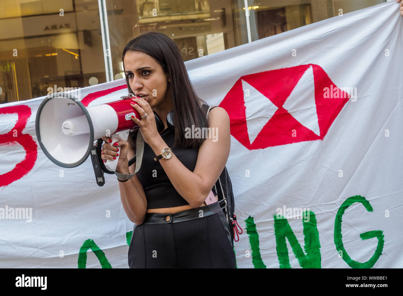 Londra, Regno Unito. 14 settembre 2019. I dimostranti fuori Oxford St filiale della banca HSBC chiamare su di esso per interrompere il suo supporto di militari e di aziende tecnologiche che vendono armi e attrezzature di Israele per essere utilizzate contro i palestinesi. HSBC ha ceduto da Israele la privata più grande azienda di armi, ma ancora possiede partecipazioni in Caterpillar che alimenta i bulldozer a distruggere case palestinesi e la costruzione illegale settlemetns apartheid. Credito: Peter Marshall / Alamy Live News Foto Stock