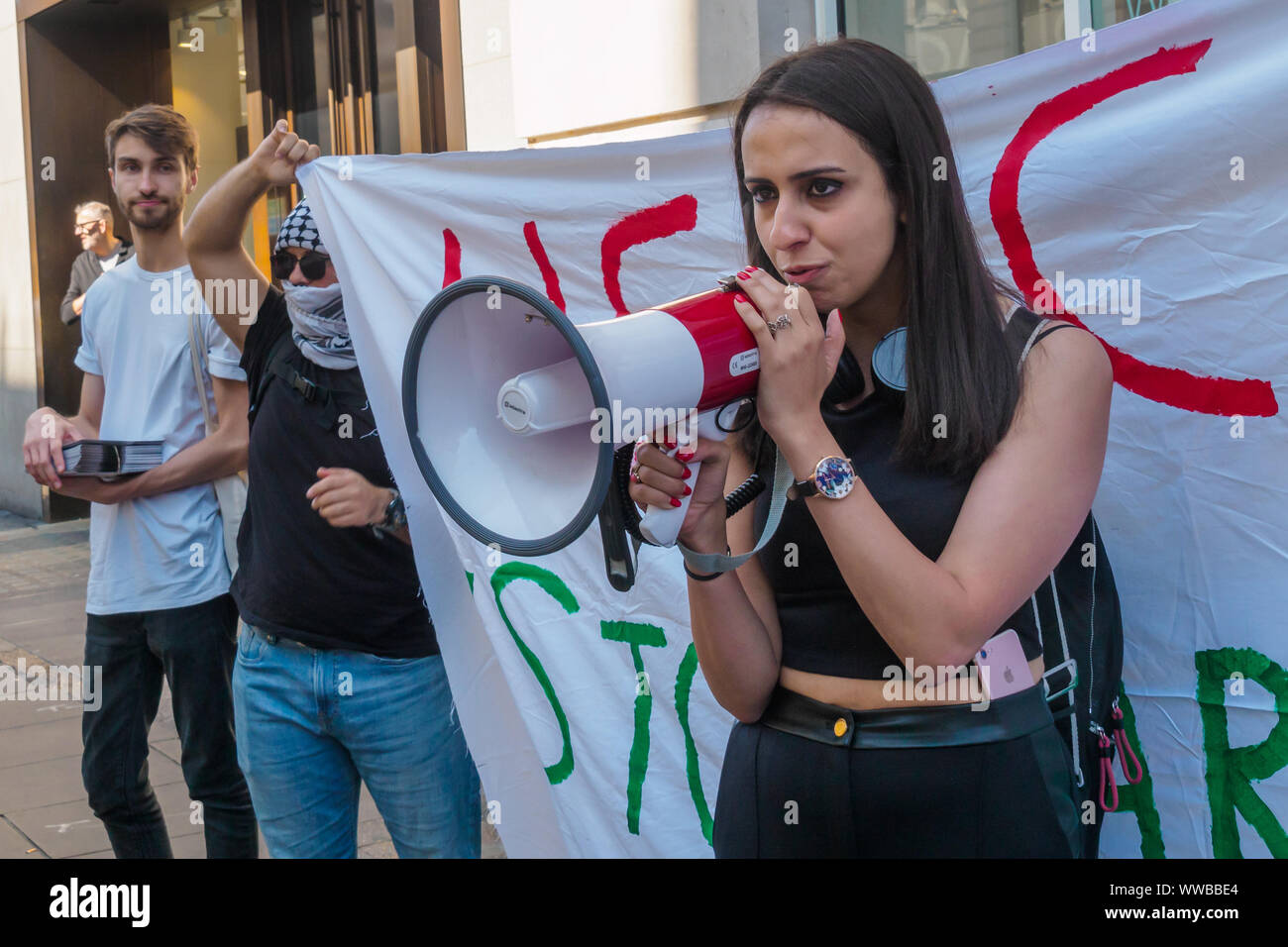 Londra, Regno Unito. 14 settembre 2019. I dimostranti fuori Oxford St filiale della banca HSBC chiamare su di esso per interrompere il suo supporto di militari e di aziende tecnologiche che vendono armi e attrezzature di Israele per essere utilizzate contro i palestinesi. HSBC ha ceduto da Israele la privata più grande azienda di armi, ma ancora possiede partecipazioni in Caterpillar che alimenta i bulldozer a distruggere case palestinesi e la costruzione illegale settlemetns apartheid. Credito: Peter Marshall / Alamy Live News Foto Stock