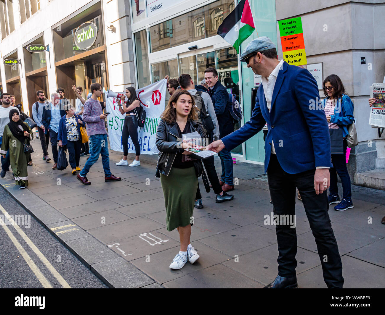Londra, Regno Unito. 14 settembre 2019. I dimostranti fuori Oxford St filiale della banca HSBC chiamare su di esso per interrompere il suo supporto di militari e di aziende tecnologiche che vendono armi e attrezzature di Israele per essere utilizzate contro i palestinesi. HSBC ha ceduto da Israele la privata più grande azienda di armi, ma ancora possiede partecipazioni in Caterpillar che alimenta i bulldozer a distruggere case palestinesi e la costruzione illegale settlemetns apartheid. Credito: Peter Marshall / Alamy Live News Foto Stock