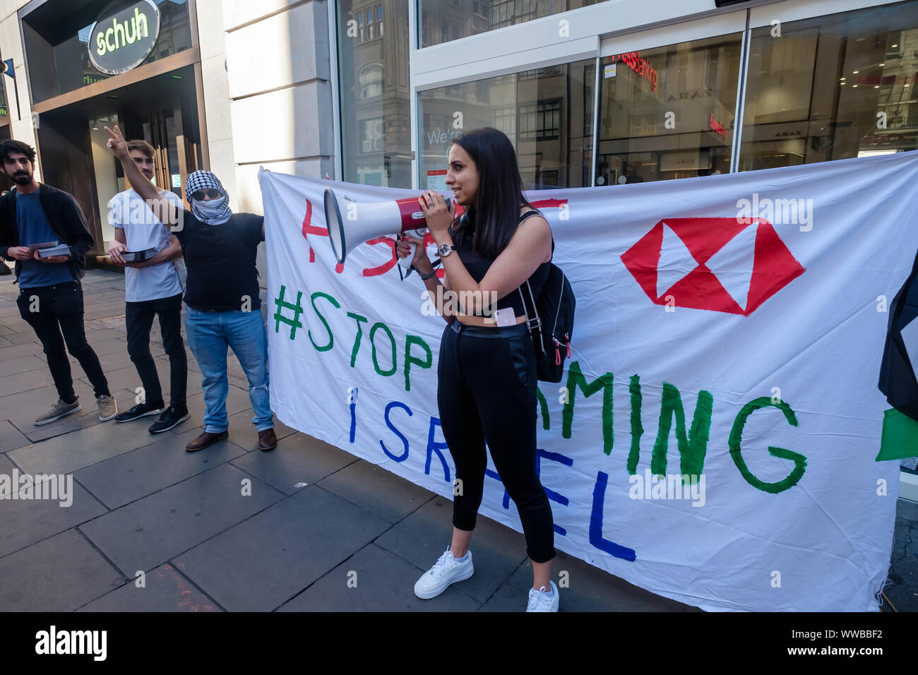 Londra, Regno Unito. 14 settembre 2019. I dimostranti fuori Oxford St filiale della banca HSBC chiamare su di esso per interrompere il suo supporto di militari e di aziende tecnologiche che vendono armi e attrezzature di Israele per essere utilizzate contro i palestinesi. HSBC ha ceduto da Israele la privata più grande azienda di armi, ma ancora possiede partecipazioni in Caterpillar che alimenta i bulldozer a distruggere case palestinesi e la costruzione illegale settlemetns apartheid. Credito: Peter Marshall / Alamy Live News Foto Stock